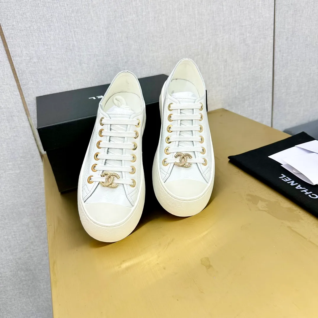 P440👟👟 Top version, original quality! ! ! Chanel Chanel - 2024 biscuit shoes, the top casual sports shoes in the counter, this classic design; the upper is electro-embroidered with a variety of craftsmanship; the outsole is fashionable and sporty; the unusual inclusion of a variety of color elements... The diversified mix and match is very good-looking and versatile, casual, fashionable, sports and outdoor can be taken into account... ꫛꫀꪝ Go➫ Material: ❶Upper made of: original first-layer cowhide ❷Inside made of: sheepskin ❸Outsole is based on: original TPU combination outsole, full set of boutique packaging for women 35–40